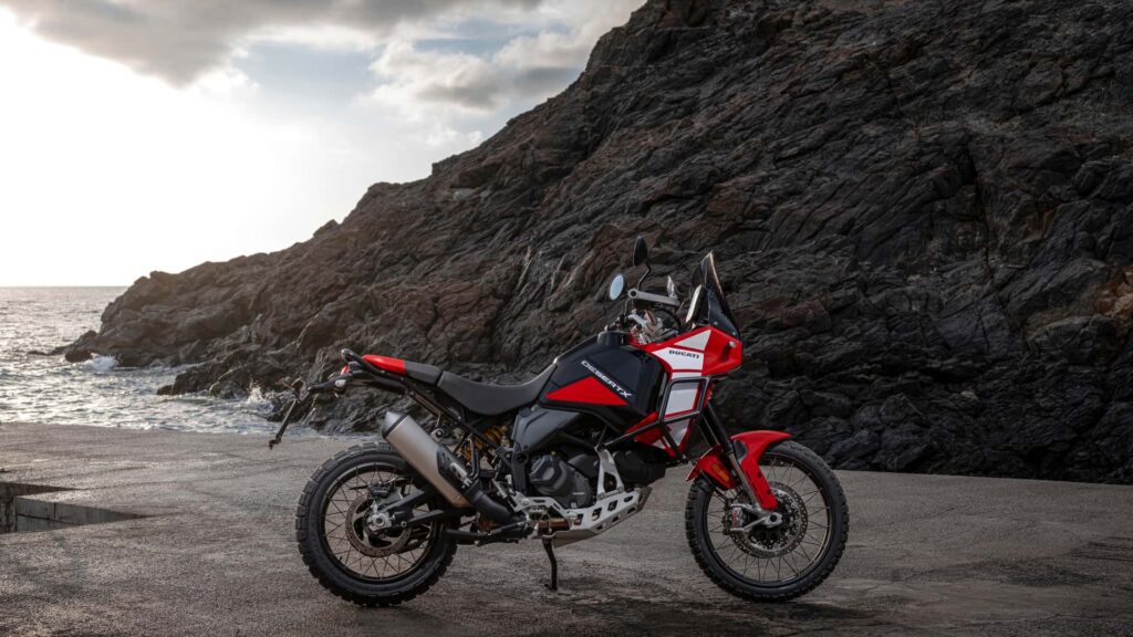 Le DesertX Discovery de Ducati vous invite à emprunter des chemins hors route, pas des routes pavées