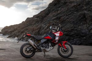 Le DesertX Discovery de Ducati vous invite à emprunter des chemins hors route, pas des routes pavées